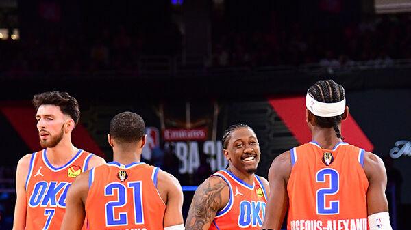 杰威缺阵18胜1负，雷霆32分大胜骑士！鸭梨30分，霍姆格伦28分8板