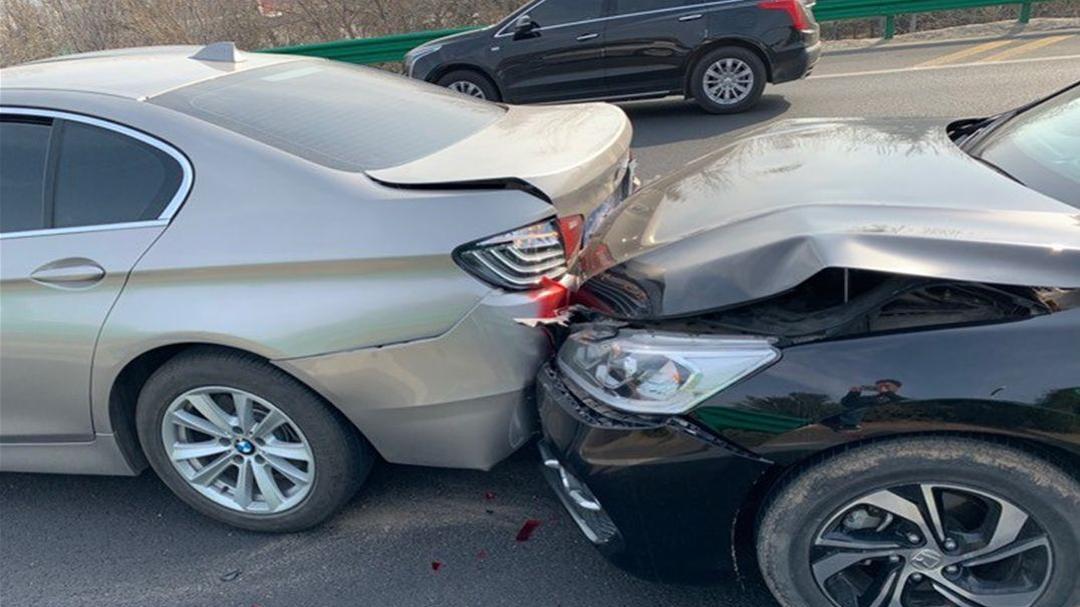 快车道龟速 vs 慢车道狂飙：谁才是高速公路上的“移动炸弹”？