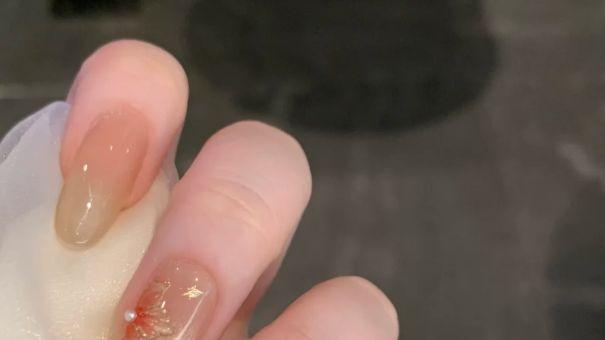 低饱和新中式：指尖一抹淡色，藏尽东方雅致