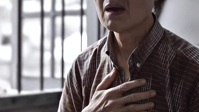别只盯着胸口痛！35%心梗毫无胸痛感，发作做好3点，时间就是心肌