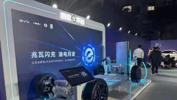 科技与艺术的创新演绎，比亚迪央视科晚秀肌肉！