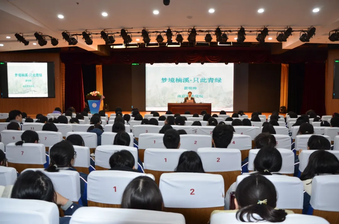 江苏省中国画学会理事翟明帅走进宁海中学开讲