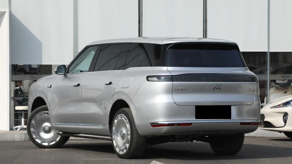 两款配置无需纠结，智己LS9诚意十足，选择入门车型就够用了