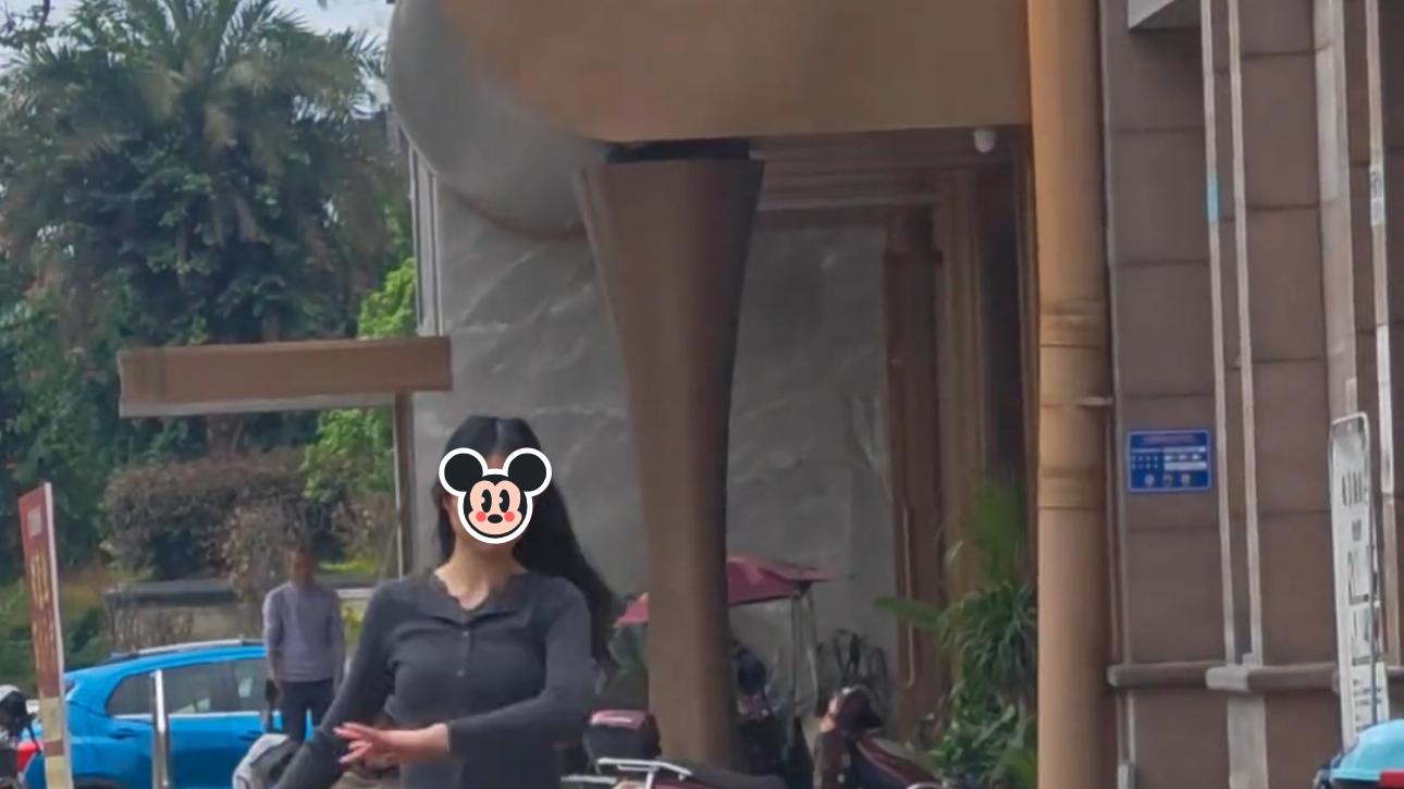 女子感情受挫精神不好，经常在大街上跳舞，网友：好漂亮，可惜了