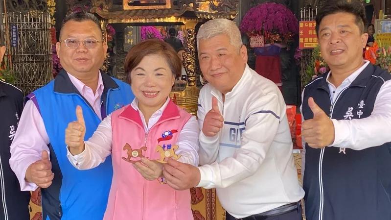 甩蓝营姐弟之争耳语！杨琼璎大雅市场扫街，15议员、里长相挺