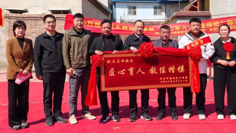 “鹅坡荣耀 星耀家校”送奖到家活动，走进濮阳市清丰县