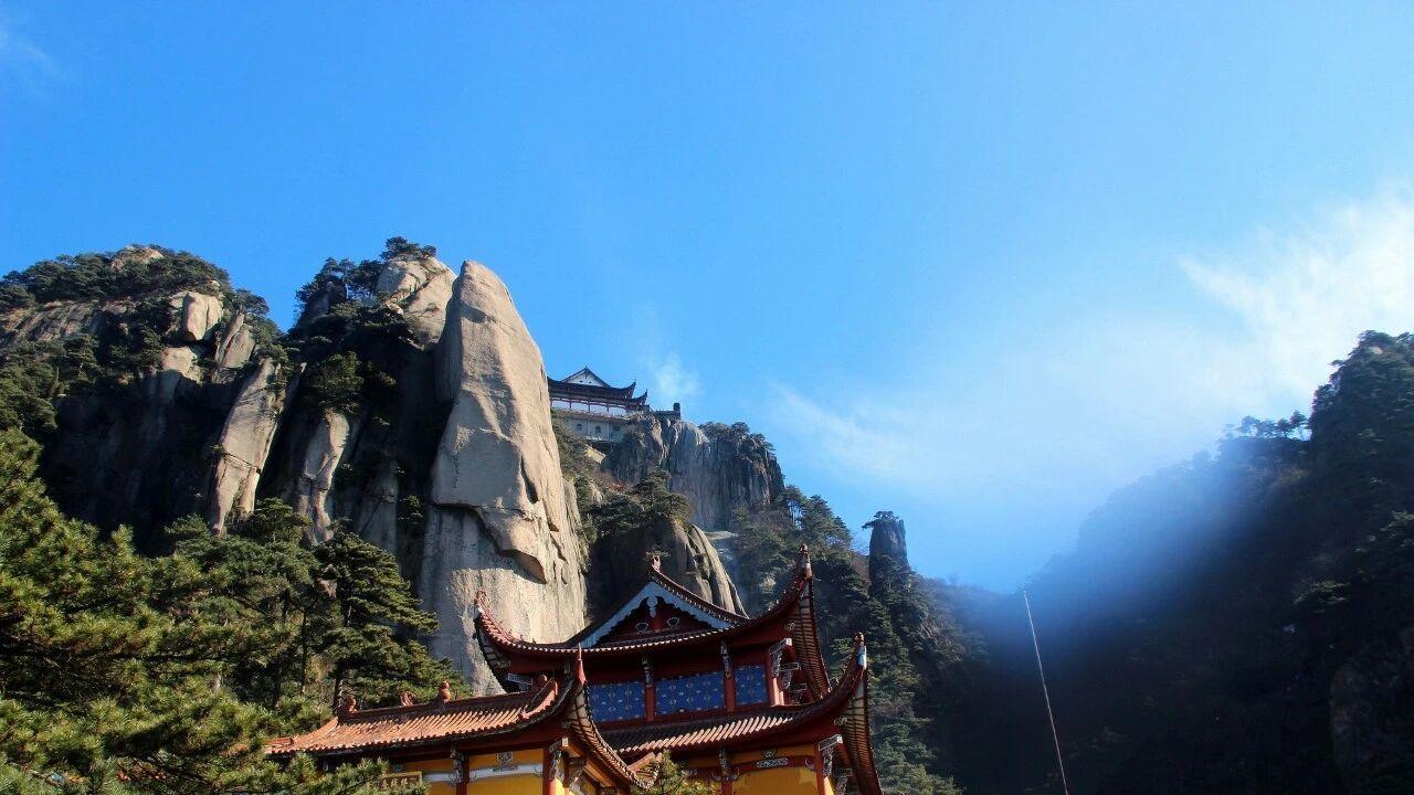 辟谣！九华山暴雨露营冻死人封山？官方出手处罚造谣者。