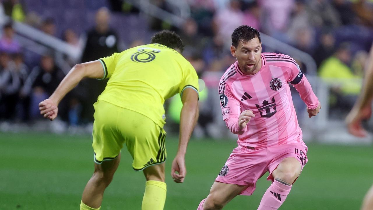 里程碑！38岁梅西面对多人封堵无敌低射破门, 解锁第900球, 太牛了