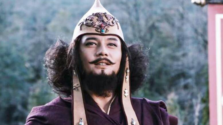 萧峰自尽时，正邪两道高手无不动容，唯有一人带着妻妾拍手大笑