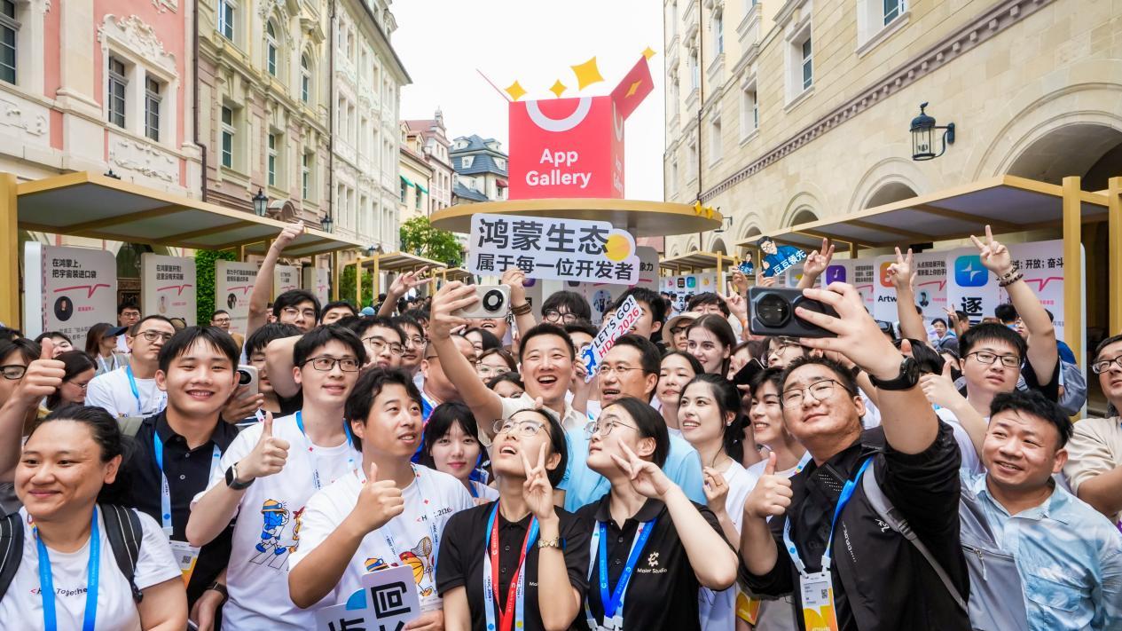 何刚带呼兰逛HDC：一张Bingo卡，开启鸿蒙生态"真人探险综艺"