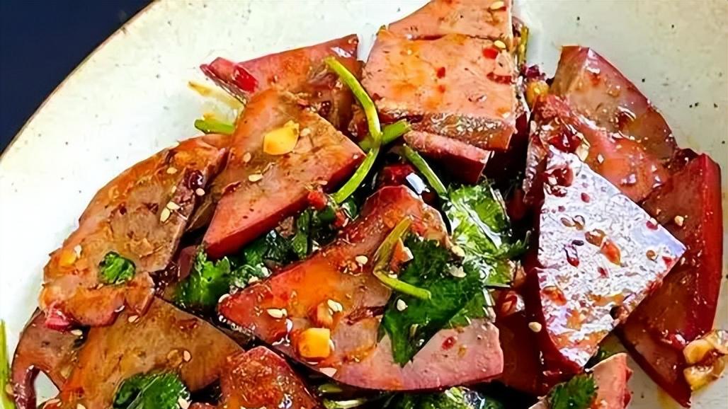 东北“杀猪菜”VS云南“杀猪饭”，一个粗糙，一个“不可思议”