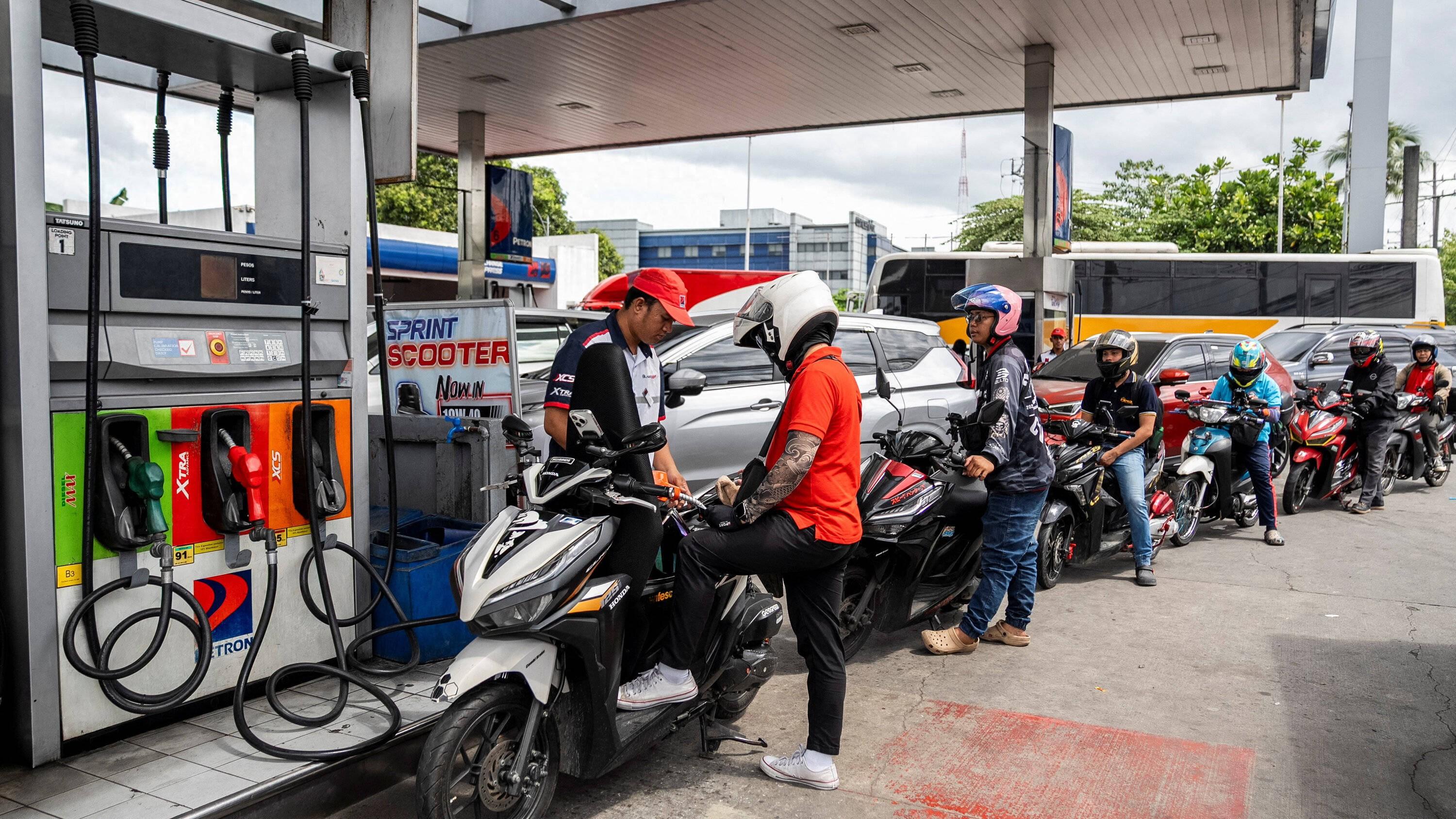 中国26万桶油刚送到，马科斯转头就翻脸咬人，在南海上演更名闹剧