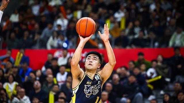 广东宏远离队第一人？曝26岁射手走人，有球队给更大的合同