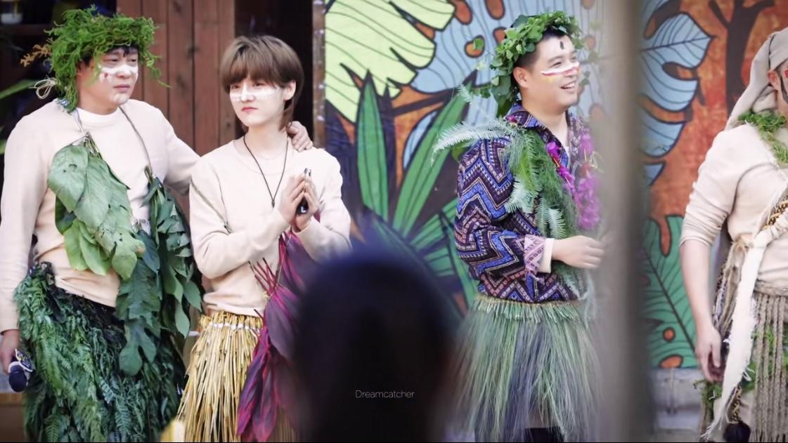 鹿晗“囚车”巡游笑翻全网，潦草小狗变身部落王子