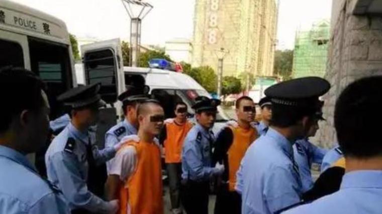四川达州“天眼帮”，小伙脑门纹“天眼”疯狂斗殴砍人，结果太显眼被警方一锅端