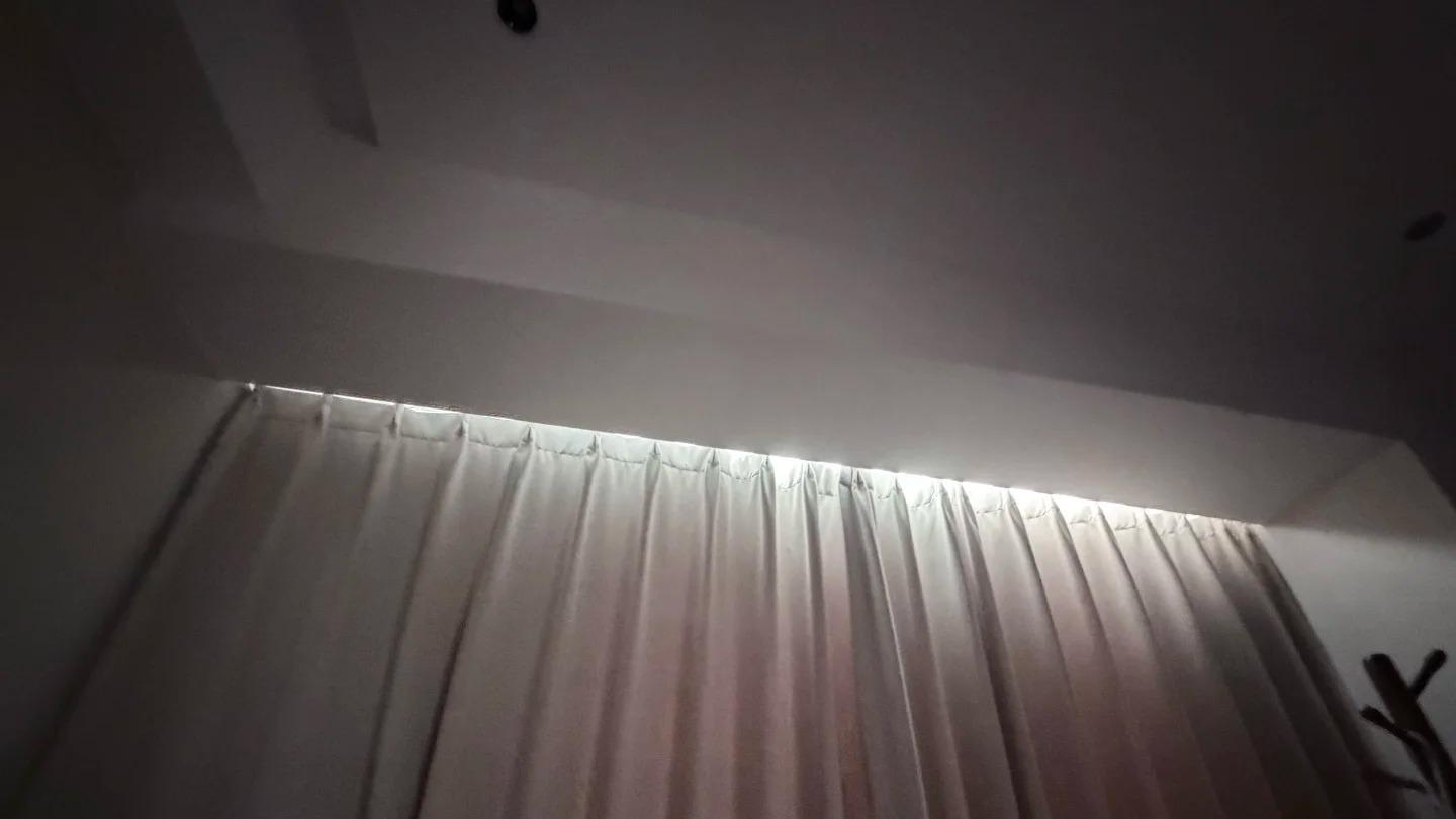 韩折漏光vs中波帘：飘窗窗帘顶部遮光选对不踩坑