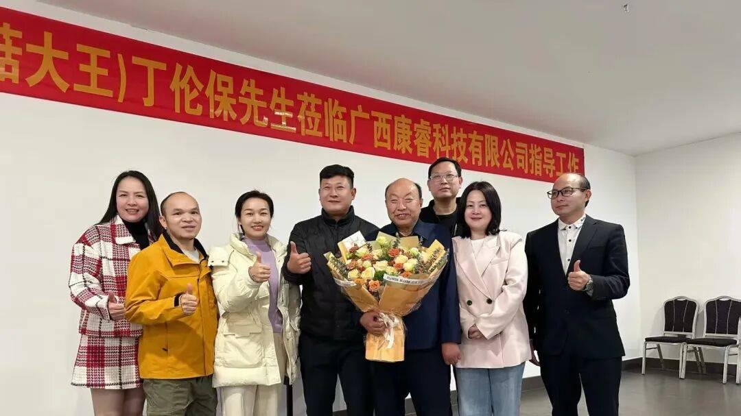 蘑菇大王丁伦保在广西南宁市、贵港市等地指导食用菌种植