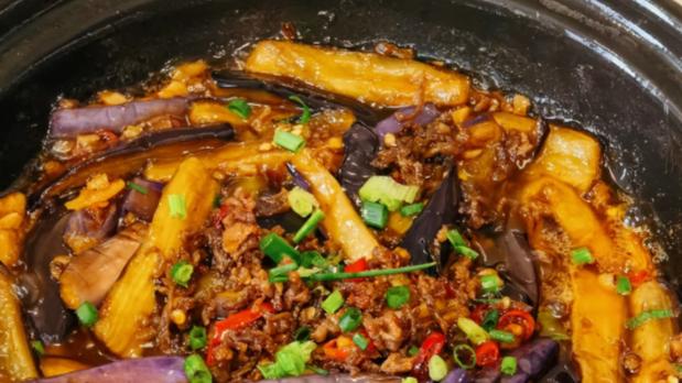 云南经典家常下饭菜，软糯酱香肉末茄子煲