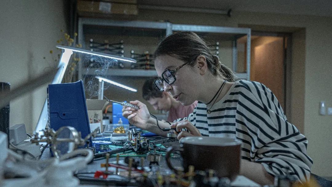 7万名女性，被推上乌克兰前线：一场改写现代战争规则的静默革命