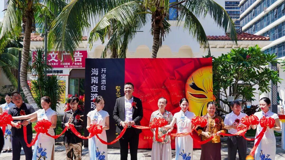 《大红花——新封神榜》黎国兴油画作品展在海口开幕
