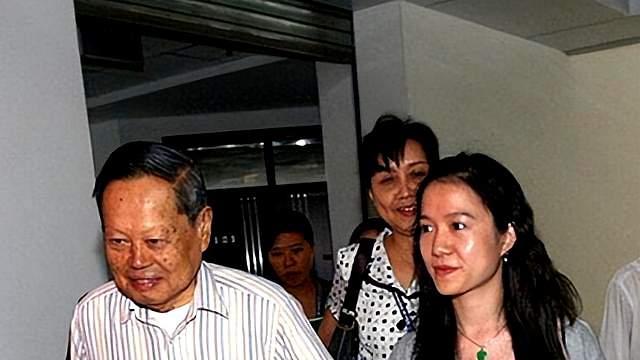 杨振宁离世5个月后，翁帆官宣离婚，杨振宁可谓有苦难言？