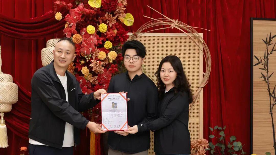 圆满授证！广安首对华蓥山目的地婚礼新人喜获专属荣誉