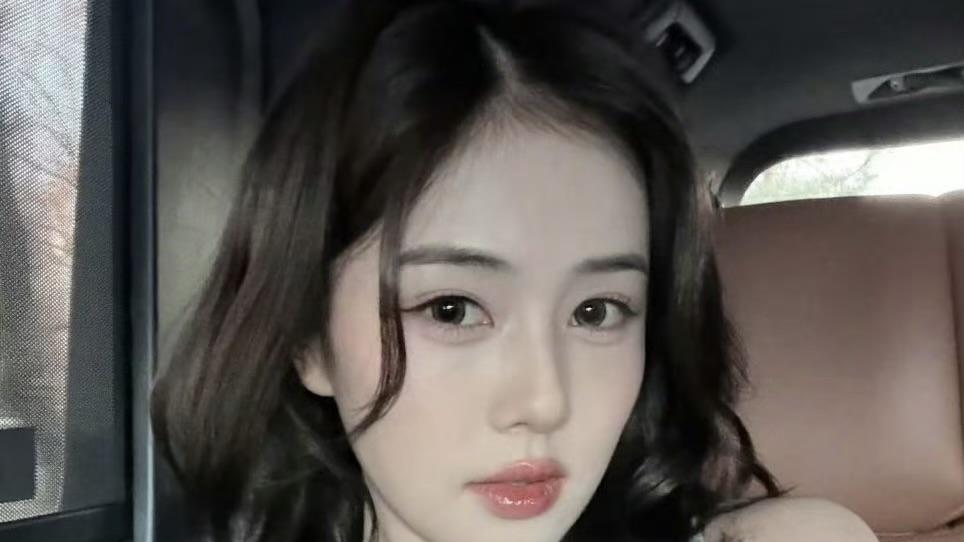 白鹿路边怒抓私生：温柔忍让换不来边界，这次她选择硬刚！