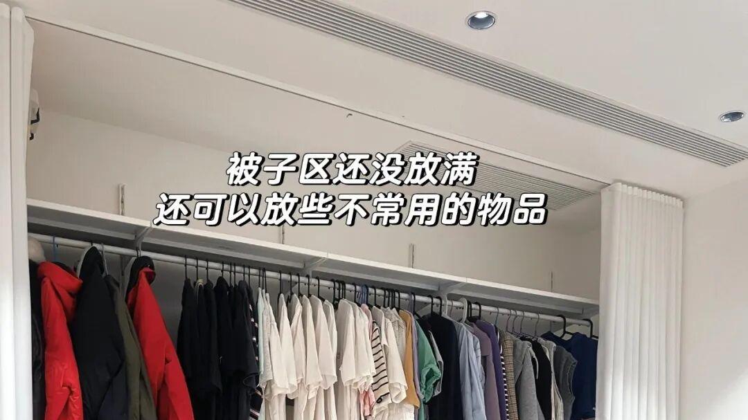 年轻人不做定制衣柜了？学网友的衣柜做法，只挂不叠，收纳力好强
