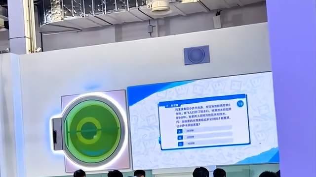 星铁land成欢愉酒馆，展台是巨型黄金马桶，安装时真不会笑吗