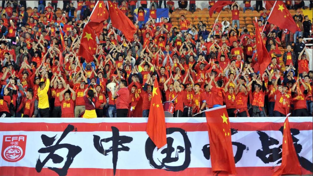 2025年中国足球赛事98场观众超4万，反映了中国足球怎样的趋势？