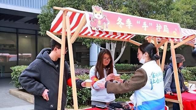 玲珑时光 湾众一心——“社志融合 璀璨金鸡”新春市集热闹启幕