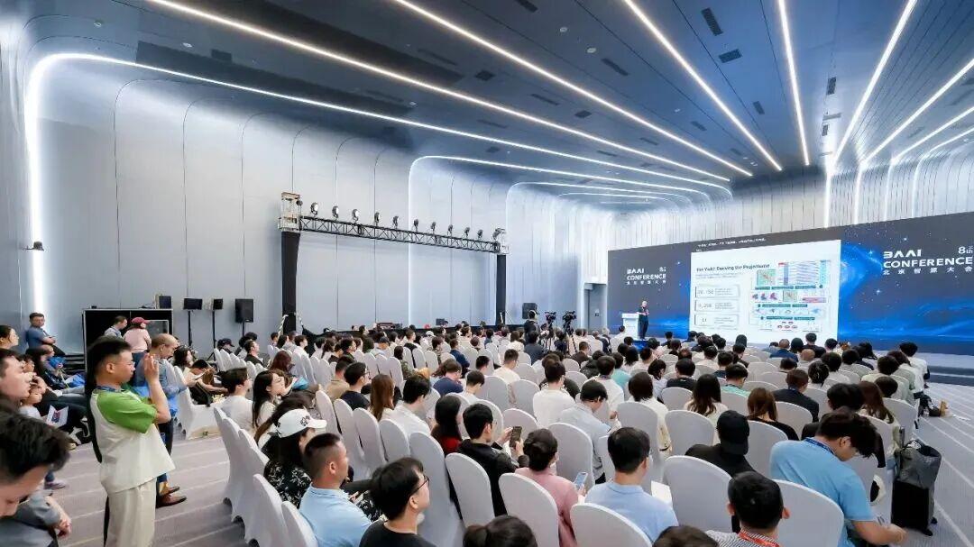 智源大会最清醒的一句话：大模型的下一场仗，不在屏幕里打了