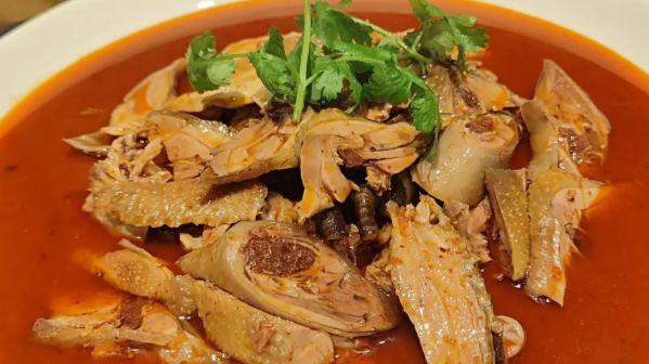 谁懂老重庆的快乐！水八块的脆嫩鸡肉，裹上红油蘸料太绝