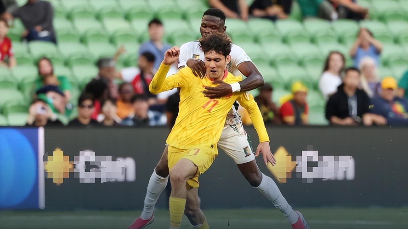 国足0-2不敌喀麦隆暴露差距，开局崩盘难挽颓势，拜合拉木成亮点