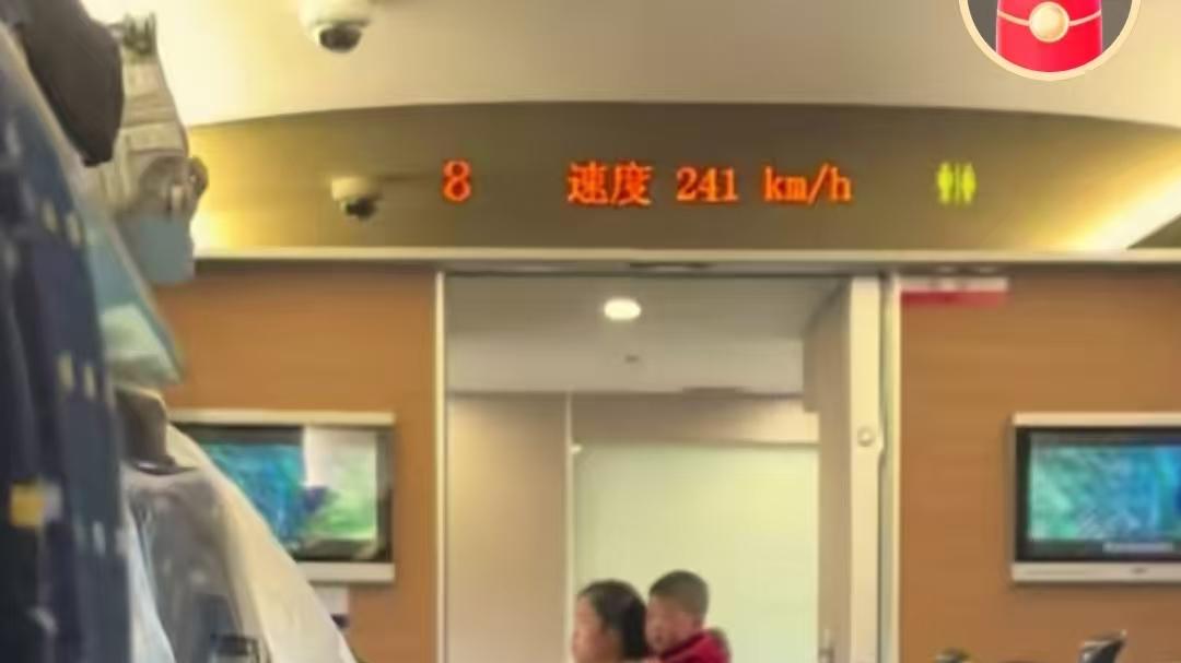 “高铁上的二孩宝妈：怀里有江山，背上有靠山”我喜欢这句。