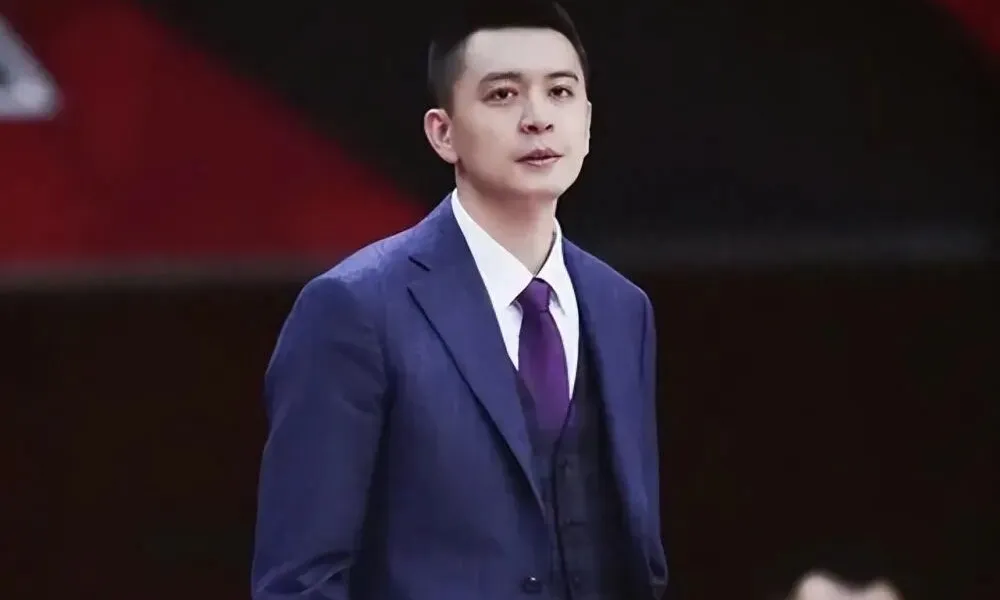 非战绩原因！杨鸣直播曝离队真相！误会？杨毅毒舌：别成绩差就跑