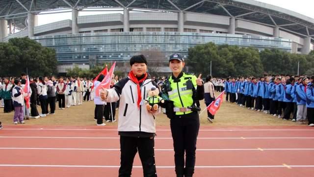 合肥五十中天鹅湖教育集团丁兆鑫同学拾金不昧，获交警暖心奖励