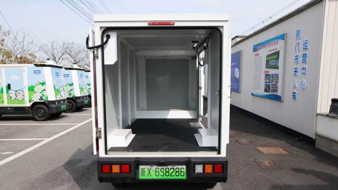 荆门掇刀融媒记者跑一线：实探新石器无人车：这个智能“打工人”灵活又靠谱