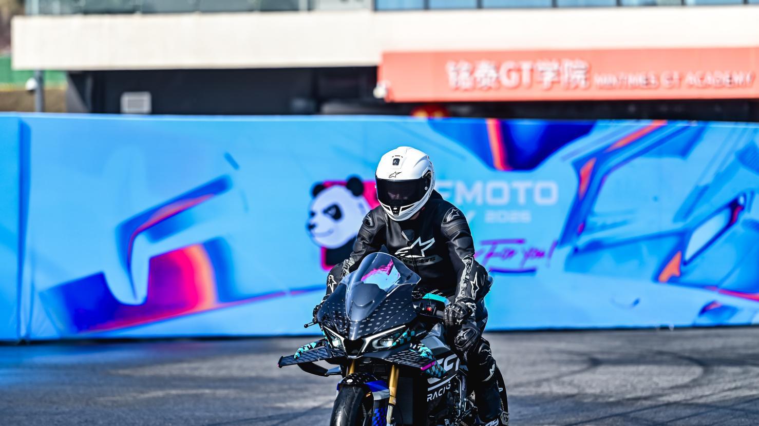 一票难求？全球骑行爱好者齐聚成都：2026年春风日场面热烈