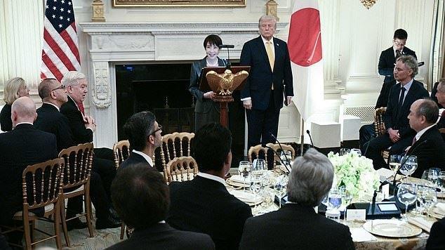 特朗普总统晚宴，日本首相举杯祝巴伦生日，美日友谊细节满满