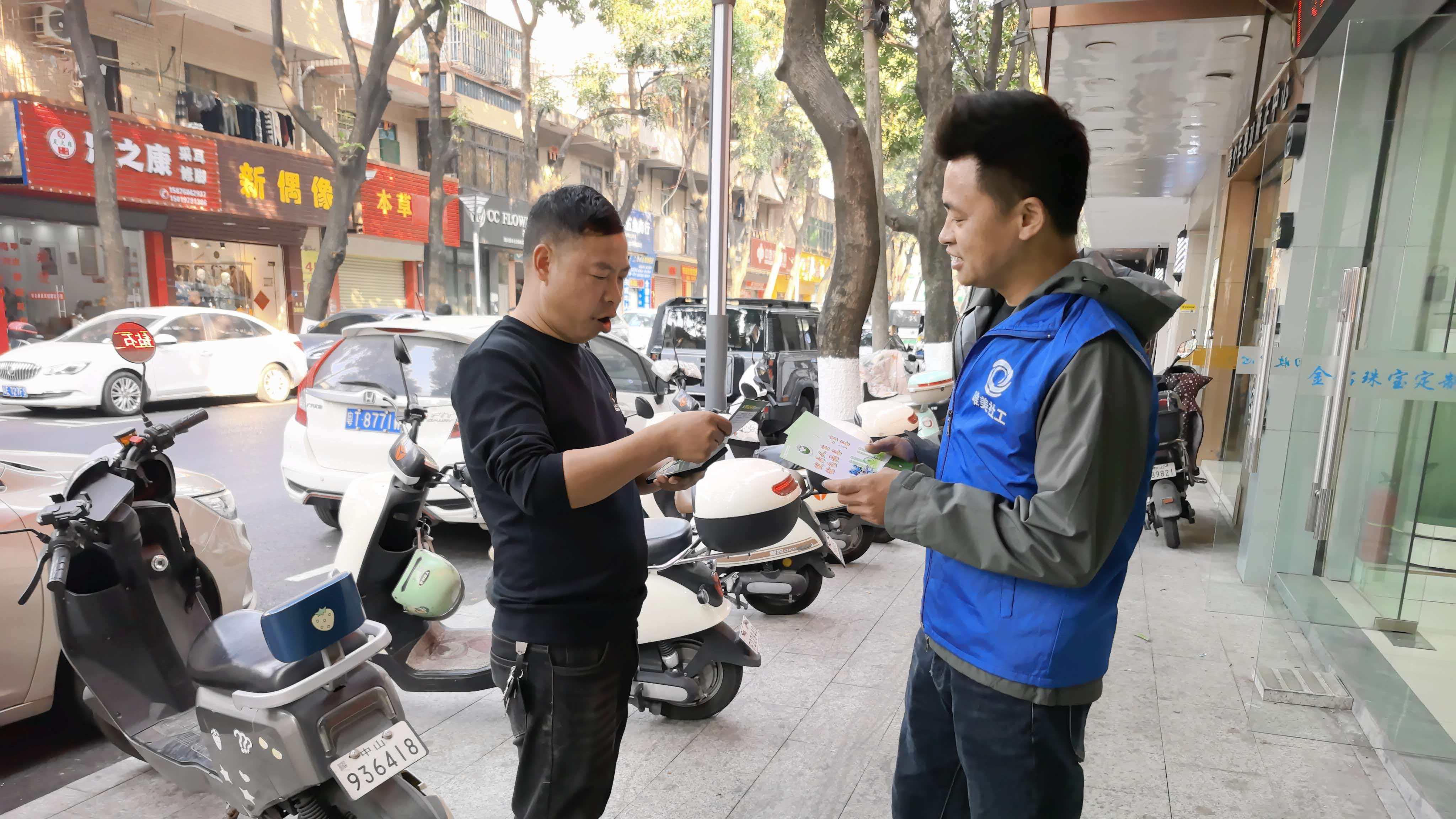 禁毒宣传进村居 全民编织“防毒网”