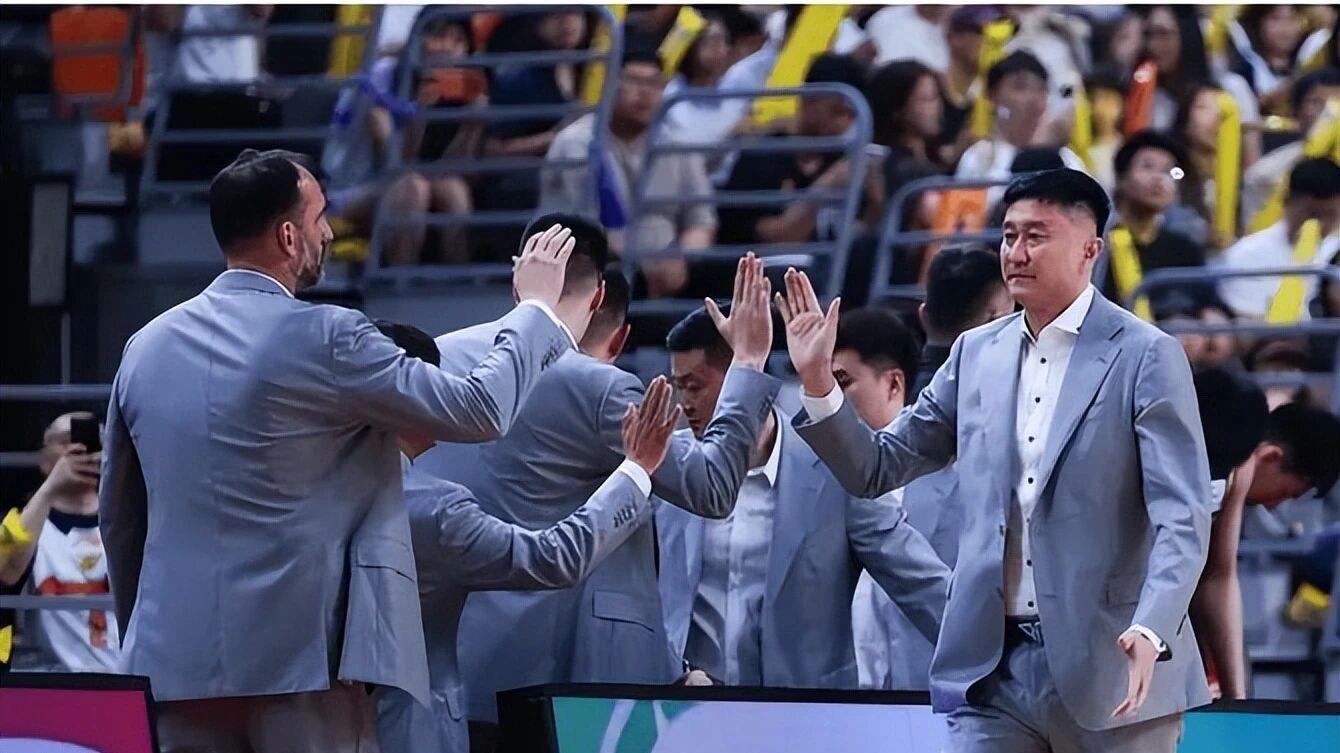 广东主场遭北京绝杀，但令人欣喜的是，杜锋整场比赛，没有骂人