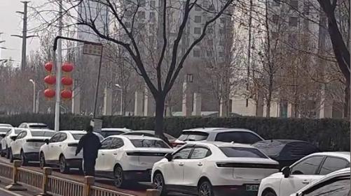 顶行执法人员百余米：出租车司机的一脚油门，把自己送进了看守所