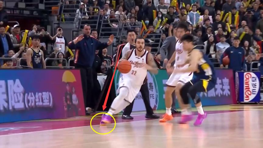 实锤了！约克绝杀三分没有踩线的证据找到，杜锋骂错裁判了