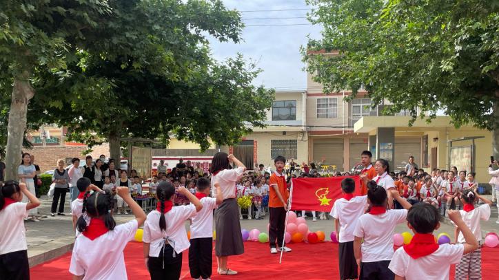 戴上红领巾 欢乐过“六一”
