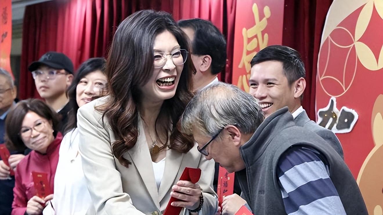 郑丽文太放肆了！竟说“和统讨论言之过早”！蒋中正题碑被夸有进步！改变才是正道！