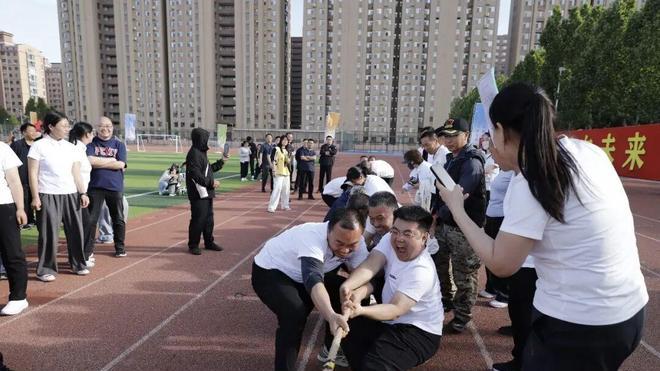 万荣县庆“五一”职工趣味运动会圆满举办