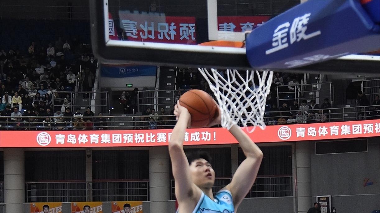 7分险胜！青岛男篮88比81战胜广州，首发全部得分上双，米奇两双数据，郭艾伦空砍25分