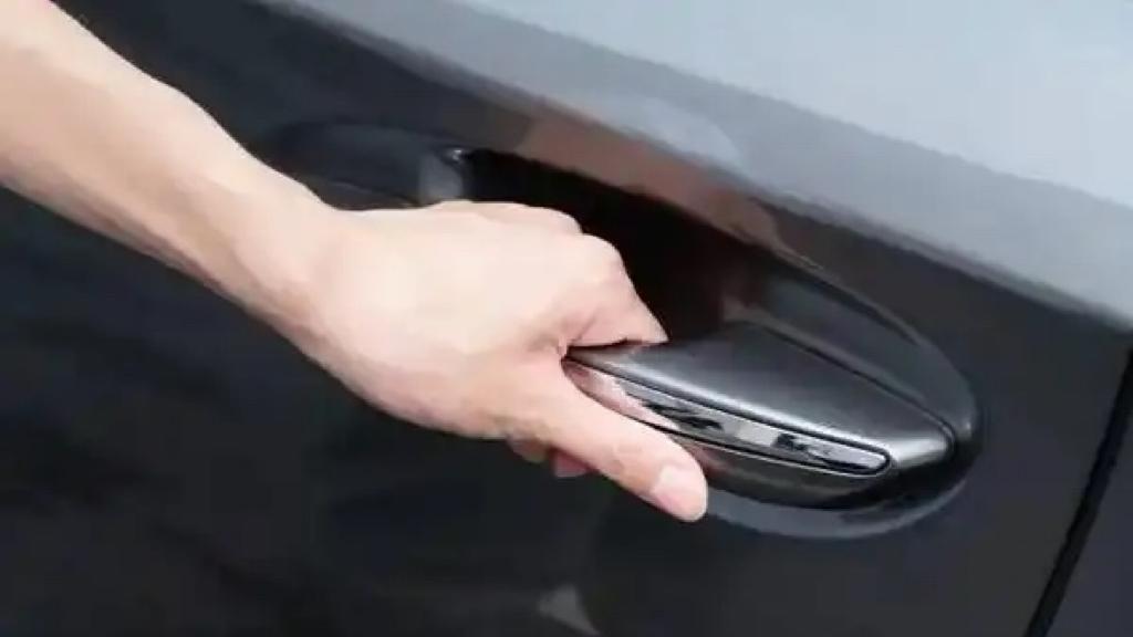 离婚冷静期内，妻子约网友家中见面，丈夫持刀蹲守……冲突升级，男子被车拖行10米！谁该为“轻伤二级”负