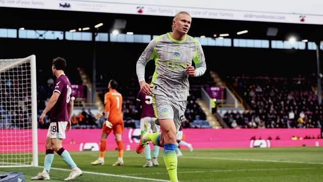 1-0！哈兰德救主，曼城双喜临门，豪取5连胜，反超枪手登顶英超